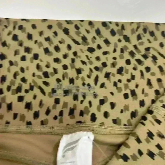 NWT Fabletics Oasis High Waisted Luxe Leggings in Abstract Cheetah Item# 6A - Picture 9 of 11